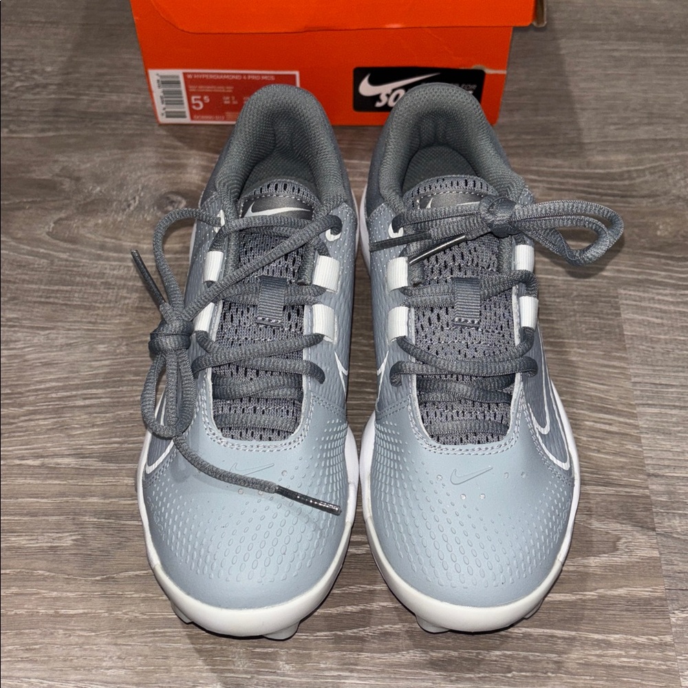 NWT Nike Hyperdiamond Woman’s Softball Cleats - Size 5.5